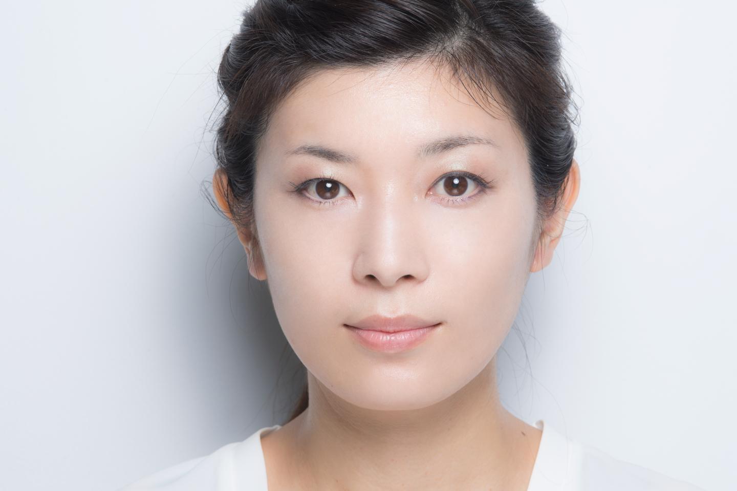 仕込みシャドウで腫れぼったい目元に奥行きが生まれ、すっきりとした印象に。目尻をはね上げたアイラインのリフトアップ効果でたるみを感じさせない目元に変身。