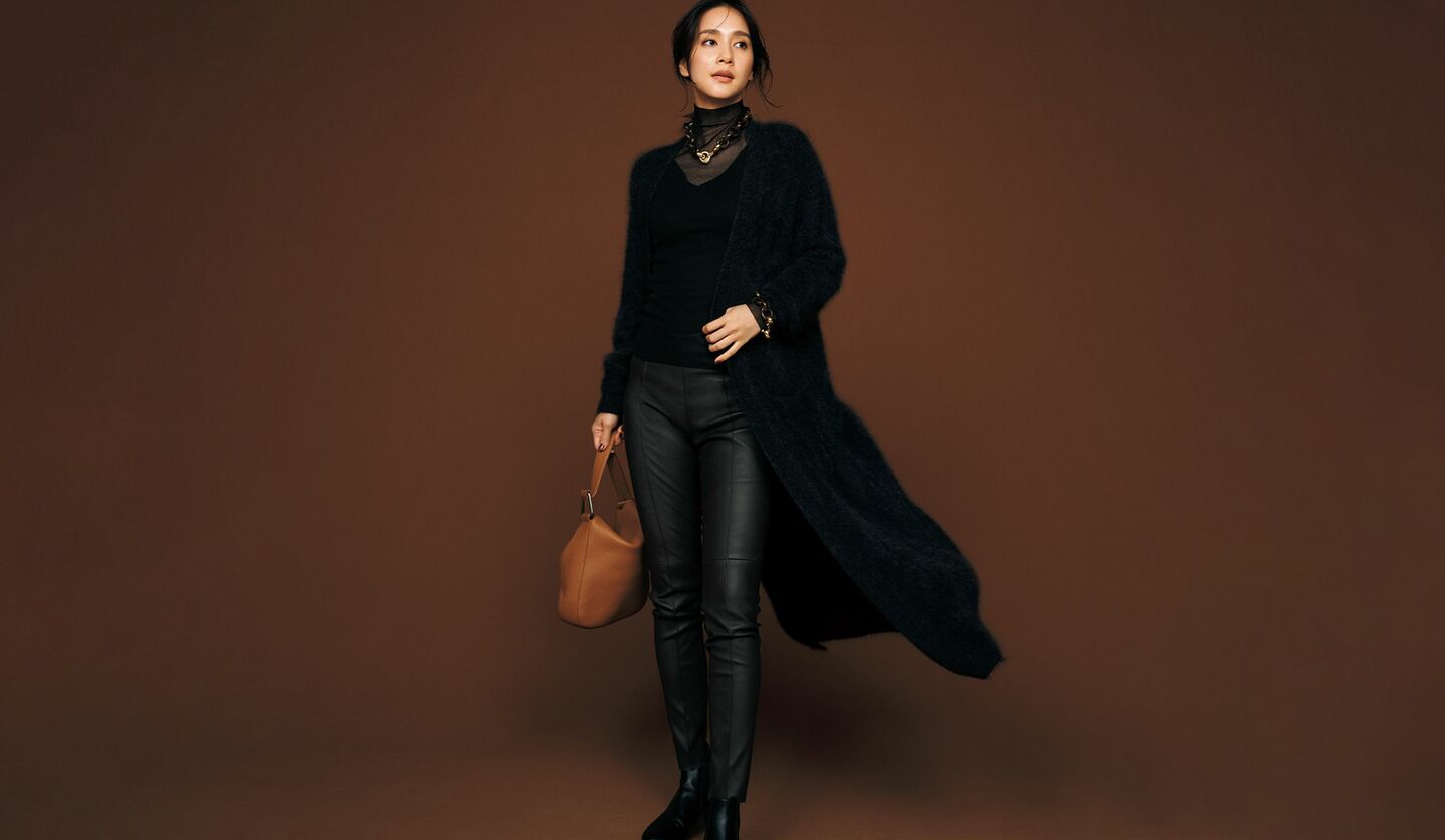 ミニマル・ワードローブに加えたいレザーパンツは、フレキシブルに活躍する細身タイプ。ストレッチの効いたラムナッパレザーのパンツは、脚をすっきり見せる辛口シルエットと黒に近いコーヒーブラウン色がもち味。「アクリス」のレザーパンツを纏ったAtsukoさん