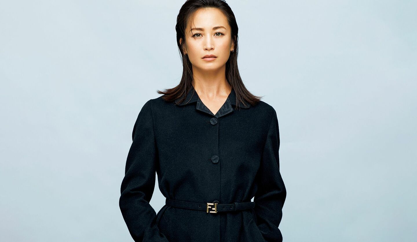 フェンディのウールブラックコートを着るモデル黒田エイミさんの写真