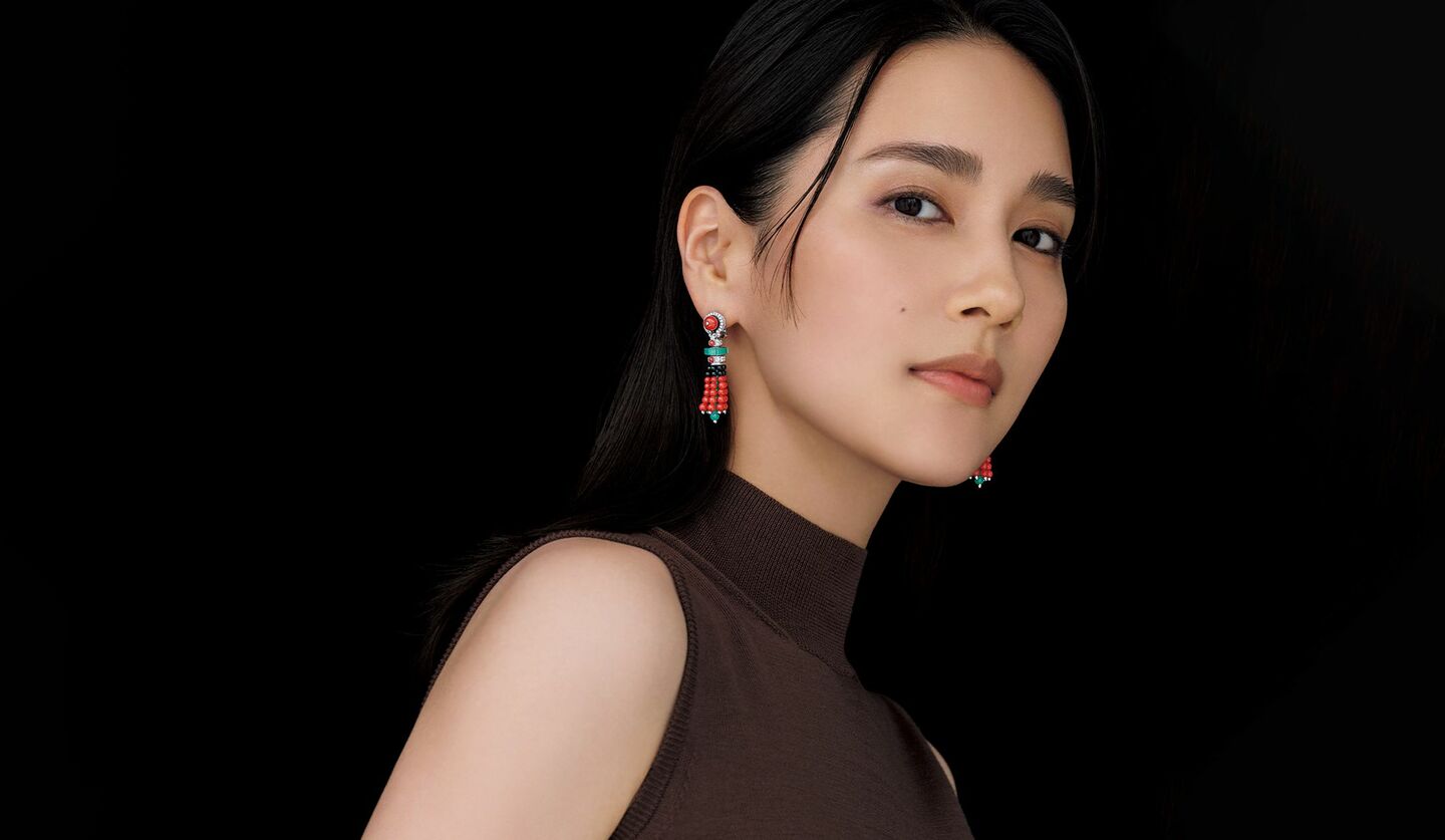 「カルティエ」のスウィングピアスを纏う、モデル・Atsukoさん