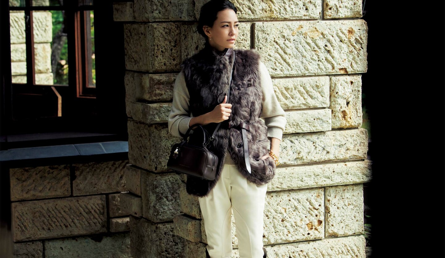 「ブルネロ クチネリ」のファージレを着用したモデルのRINAさん