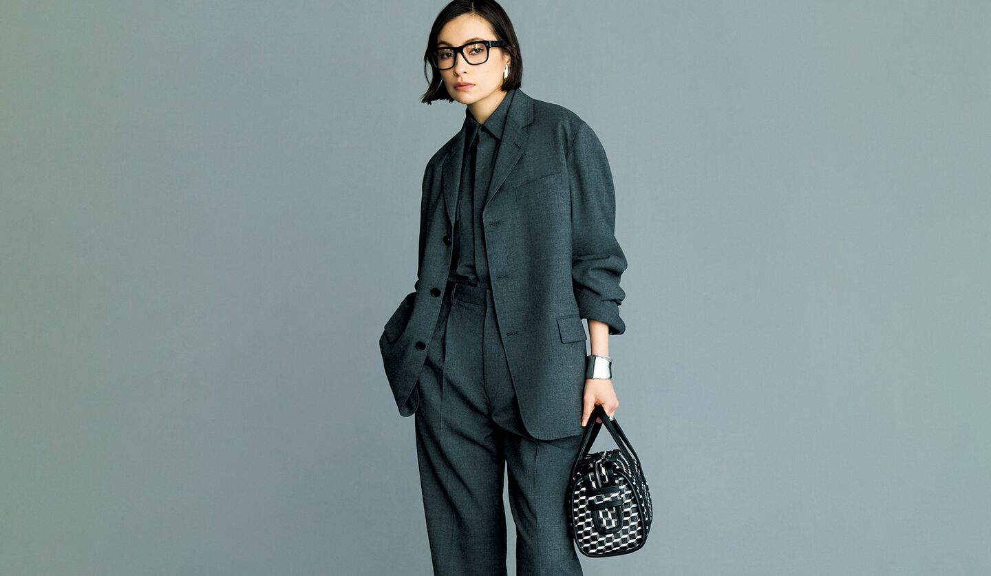 セットアップをモードに再解釈した「オーラリー」のジャケットとパンツの着こなし