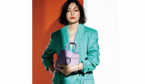 ワントーンで爽やかなインパクトを与える「マックスマーラ」のスーツ|パープルのバッグを合わせて、大人のパステルに