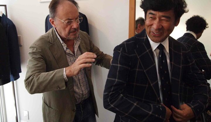 ジャケットをはおる松本氏。サンプルとはいえ、首から肩にかけてが吸い付くように馴染んでいる。