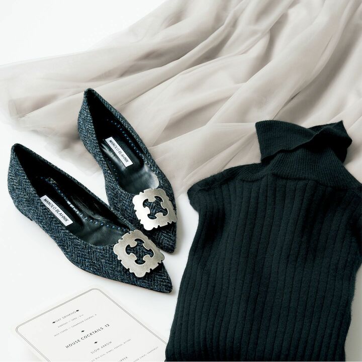 靴『ZOBIX FLAT』［ヒール1㎝］￥107,000（ブルーベル•ジャパン〈マノロ ブラニク〉）、ニット¥36,000（ドゥロワー 六本木店) 、スカート￥109,000（アオイ〈ファビアナフィリッピ〉）