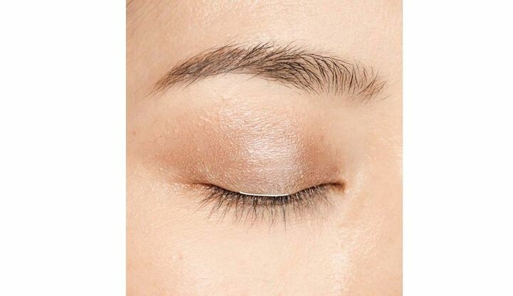 カラーアイライナーで目元をメイクしたモデルの松田珠希さんとカラーアイライナー