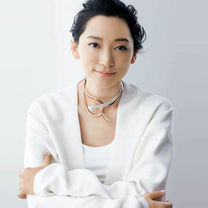 ネックレス『オーロラ』￥33,000,000［ホワイトゴールド×SAKURA ゴールド×南洋真珠 白蝶×ダイヤモンド］・イヤークリップ『オーロラ』￥180,000［SAKURA ゴールド×あこや真珠／右耳専用］（TASAKI〈TASAKI Atelier〉）　ニット￥79,000（アノア〈リビアナ･コンティ〉）　インナー／私物