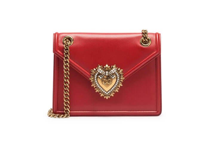 艶やかなスムースレザーのフラップ。スモールとミニの2サイズ展開。「ディヴォーション バッグ」スモール￥159,000[幅20.5×高さ15.5×奥行4cm　ブラック、レッド2色展開]　©Dolce&Gabbana