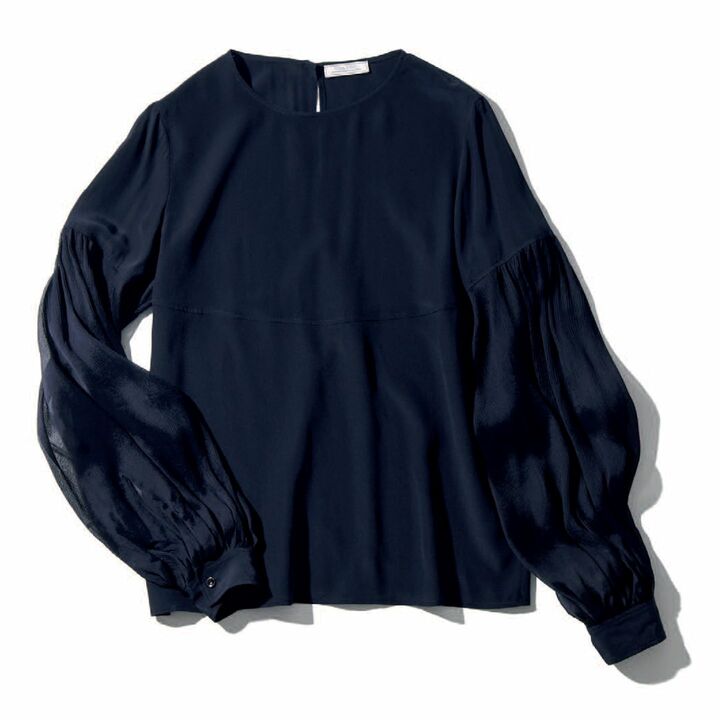 ブラウス￥139,000（コロネット〈ニナ リッチ〉）　［Precious2019年5月号135ページ］