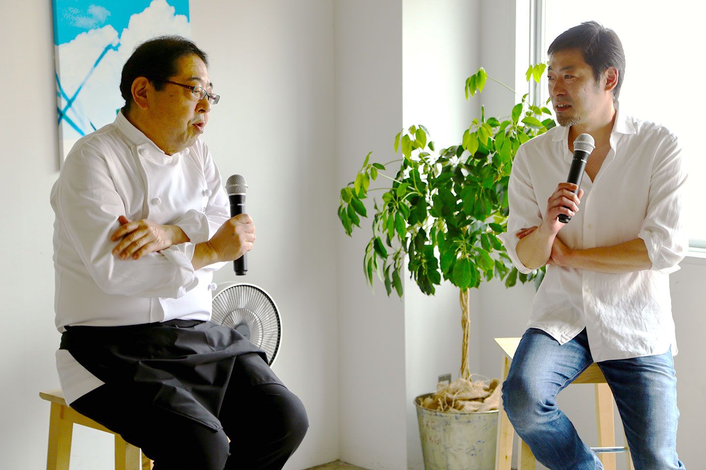 カレーの名店デリーの田中社長(左)、バルミューダの寺尾社長(右)