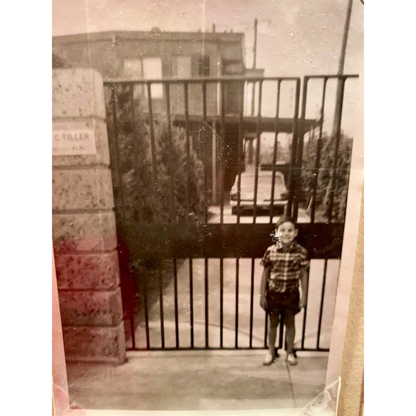 門の前で写真を撮る少年