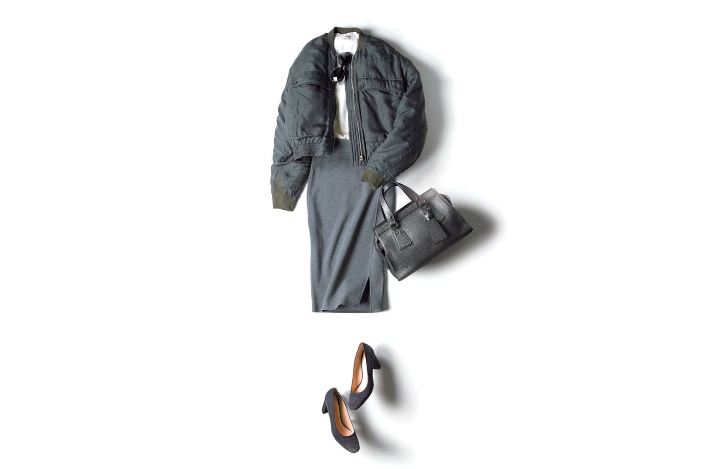 ブルゾン(ウィム ガゼット青山店〈KATHARINE E HAMNETTAT YMC〉)、ニット(ブラミンク〈ブラミンク〉)、スカート(コロネット〈ミリー〉)、サングラス(シャネル アイウェア事業部)、バッグ(ジョルジオ アルマーニ ジャパン〈ジョルジオ アルマーニ〉)、靴(ファビオ ルスコーニ 六本木店) 撮影/唐澤光也 BY :『Precious2月号』小学館、2017年