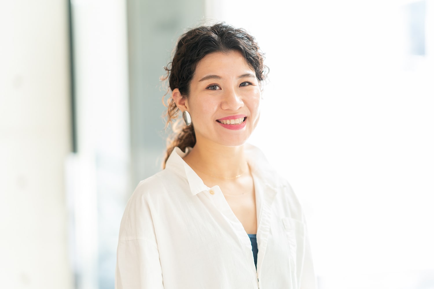 Double ヘアスタイリスト・寺嶋美保さん。天然石をあしらったアクセサリーを集めるのが趣味。「カリブ海で採れるラリマーという石が好きで、友人のデザイナーにいろいろ作ってもらっています」