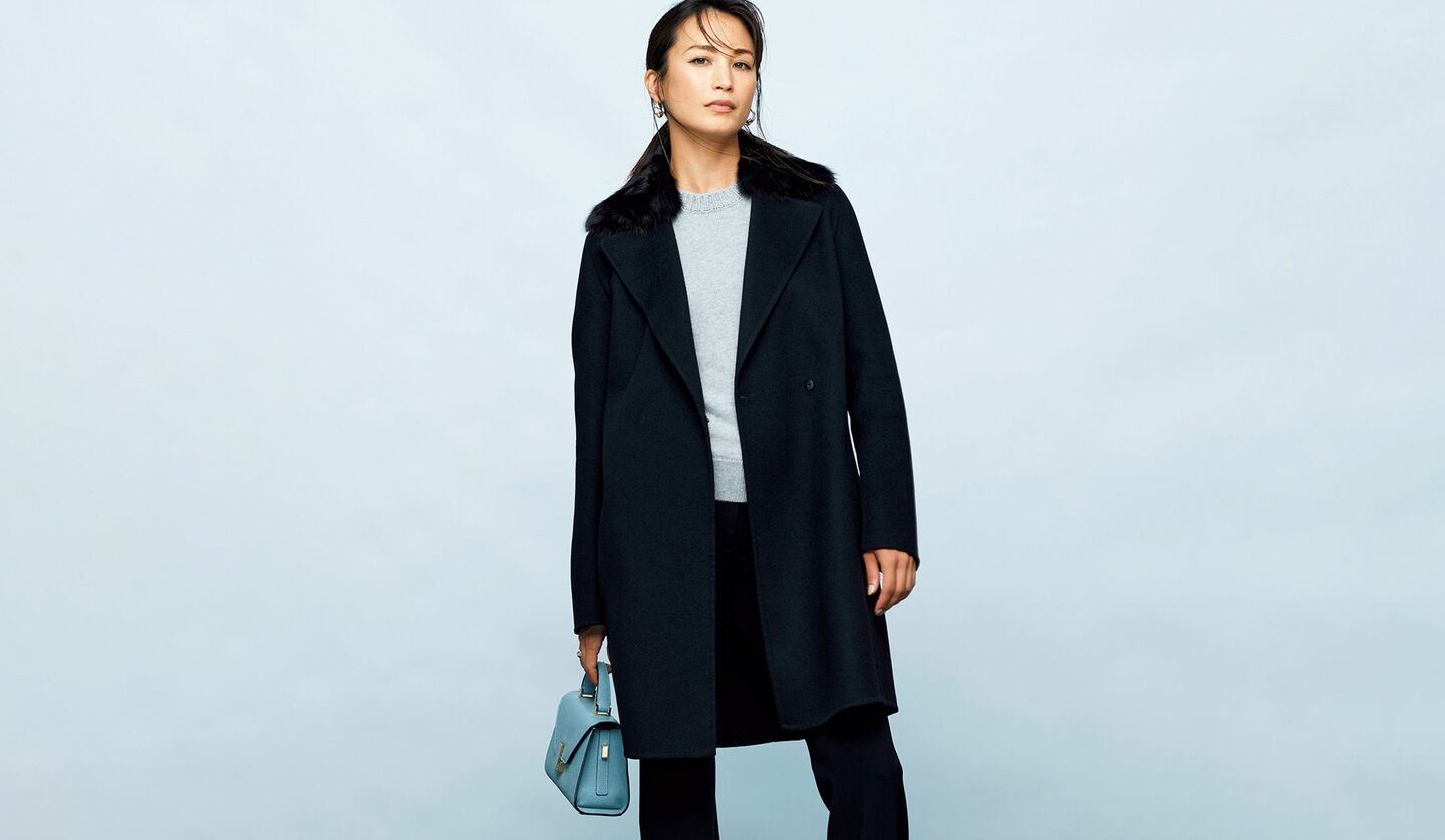 アクリスのファー付きブラックカシミアコートを着たモデル黒田エイミさんの写真