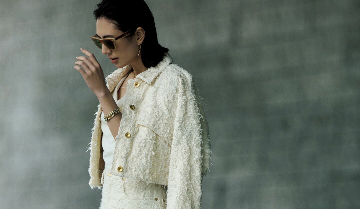 ブルネロ クチネリのウエアを着用したモデルの土屋巴瑞季さん