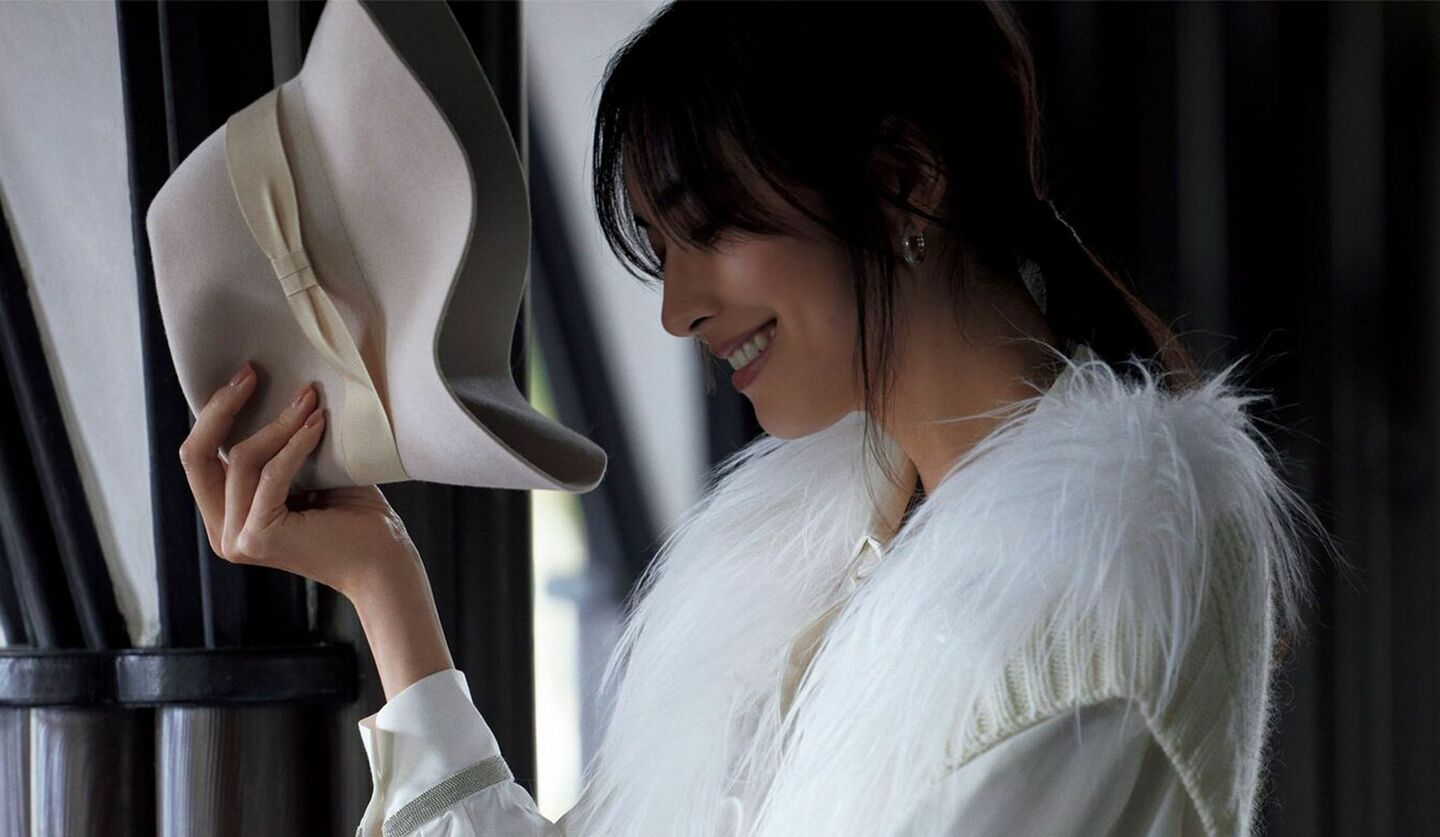 「ファビアナ フィリッピ」のカシミアファーのホワイトジレを纏った女性