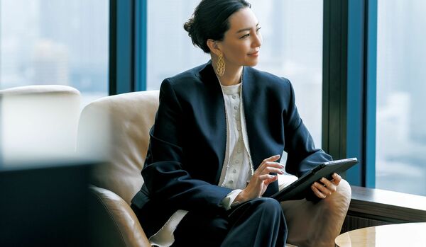 1/16 Fri｜モードな黒ジャケット×フリルブラウスで甘辛バランスのとれたスーチングスタイルに【365日コーディネート】