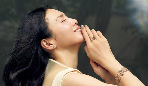 中谷美紀さんが纏う「Dior」のファインジュエリー幸せへと導くタリスマン『ローズ デ ヴァン』の煌めき
