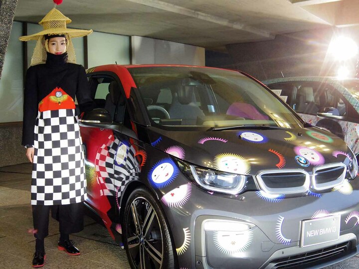 BMWでは、写真祭の会期中、各会場を結ぶ巡回シャトルカーとして、アーティストの宮崎いず美とジャン＝ポール・グードによるラッピングが施されたi3を提供。
