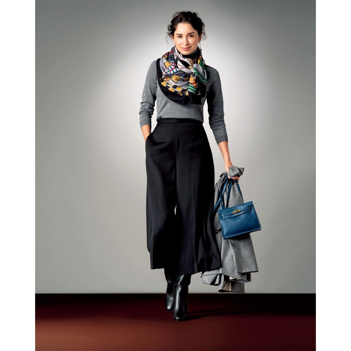 パンツ￥55,000（Vince 表参道店〈Vince〉）　ブーツ［ヒール9㎝］￥312,000・バッグ￥813,000・ストール￥149,000・ピアス￥200,000（エルメスジャポン）　ニット￥25,000（ワンドコーポレーション〈クイリシア〉）　ジャケット￥139,000（三喜商事〈ピアッツァ センピオーネ〉）