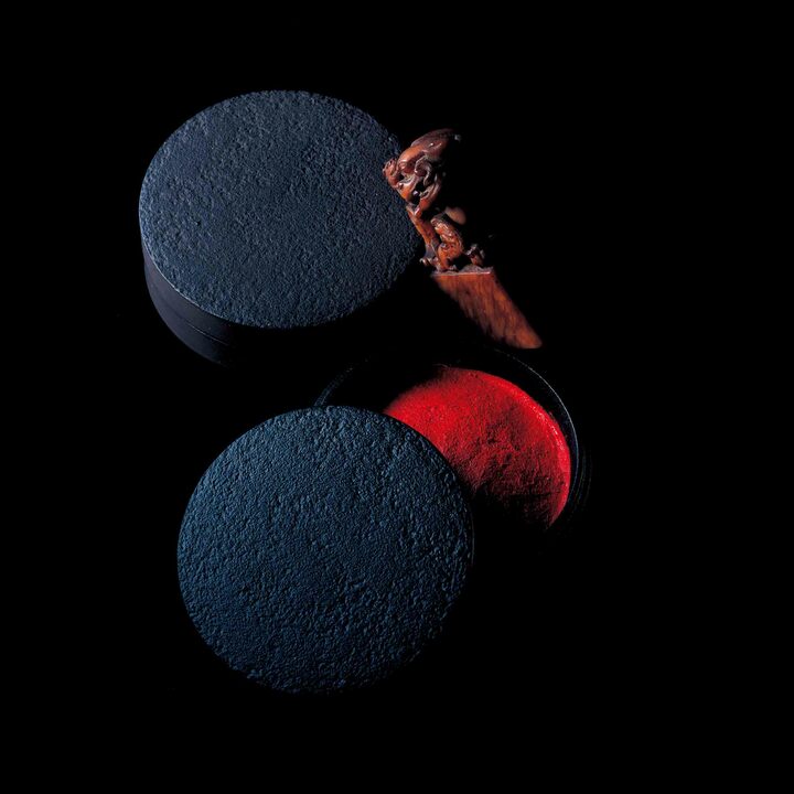 ●『南部鉄器 朱肉入れ』￥13,000 伝統の技法で、仕上げに渋を焼き付けた丁寧なつくり。使うほどに鉄肌の落ち着いた味わいや光沢が増し、愛着が深まっていく。漆黒、焦茶の２色を展開する。［直径6.2×高さ２CM］（ババグーリ／ヨーガンレール） その他／私物