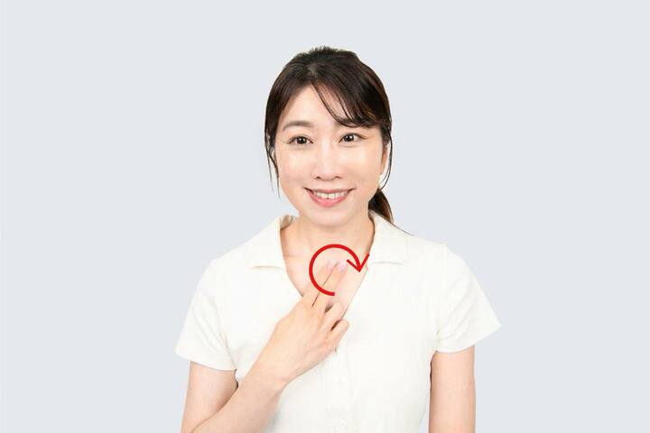 鎖骨の間のくぼみを、指2本で円を描くようにマッサージする