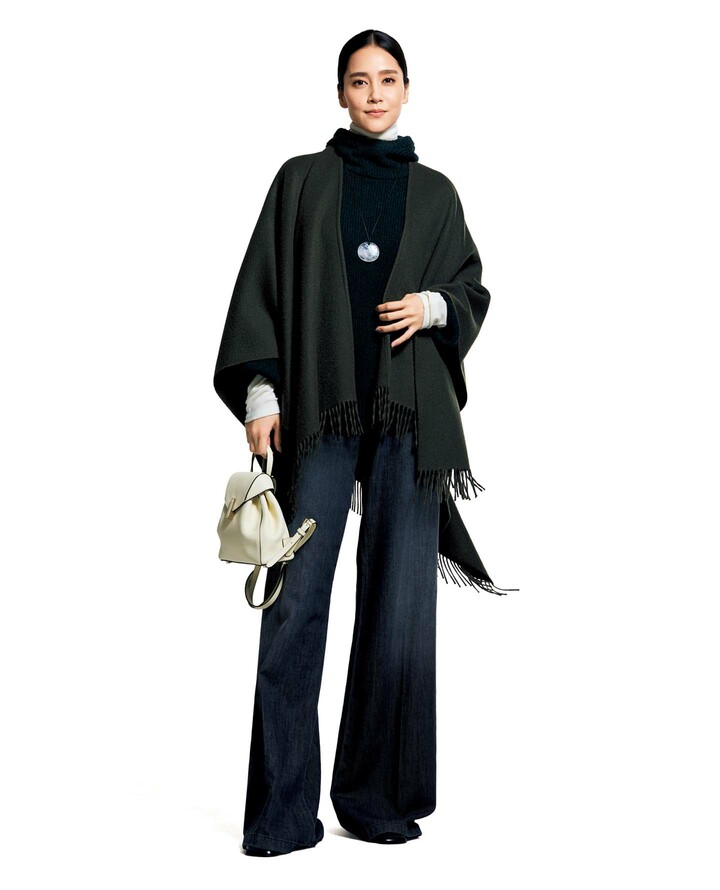 リッチカジュアル派のレイヤードスタイルを着用したモデルのAtsukoさん