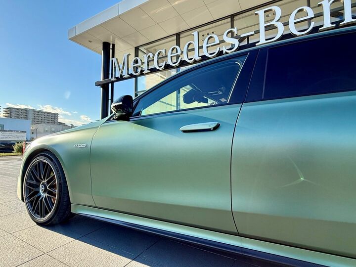 マットでモダンな色合いの試乗車。ほかにも上質なメタリック塗装、または真珠のような輝きを持つ3層グロス塗装など選択肢は豊富！