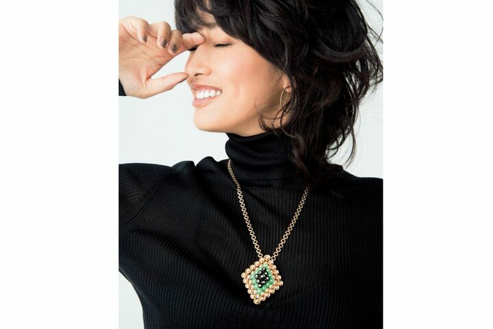 タートルニット¥150,000（トム フォード ジャパン）、ペンダントネックレス［チェーンの長さ：80cm］￥4,600,000、ピアス￥290,000（ヴァン クリーフ＆アーペル ル デスク）