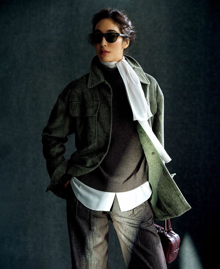 コーデュロイのジャケットにラメデニムを合わせたモデルの立野リカさん