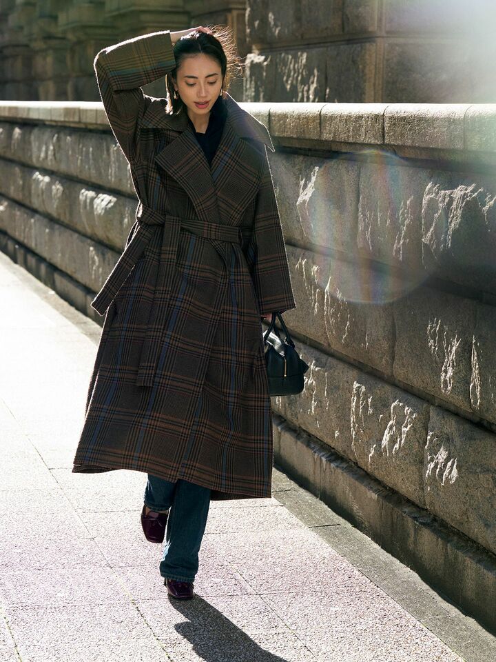 「サンローラン」のラップコートを着用したモデルの土屋巴瑞季さん