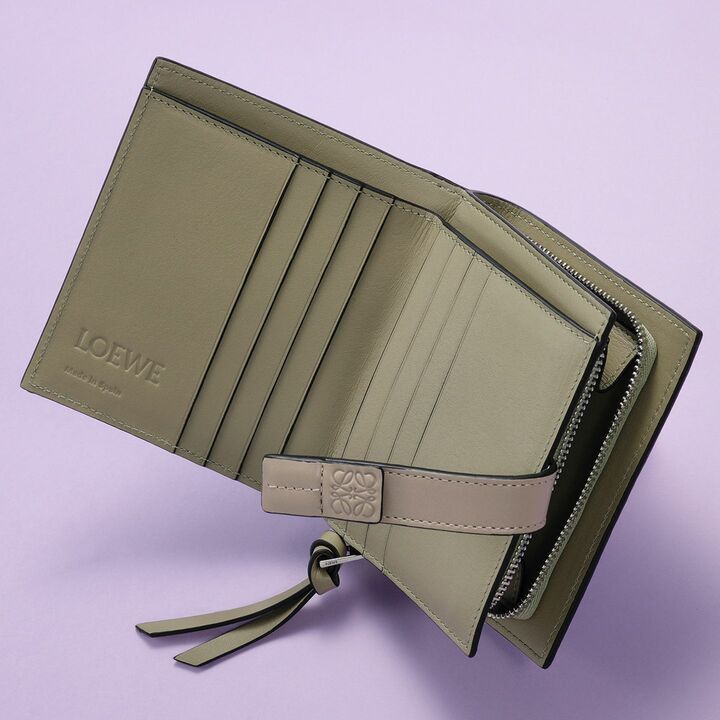 ロエベの財布「ペブル バーチカルウォレット スモール」の内側仕様