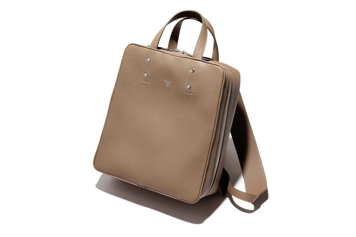 【W00×H00×D00cm】バックパック¥330,000(バーニーズ ニューヨーク カスタマーセンター〈フォンタナ ミラノ 1915〉)