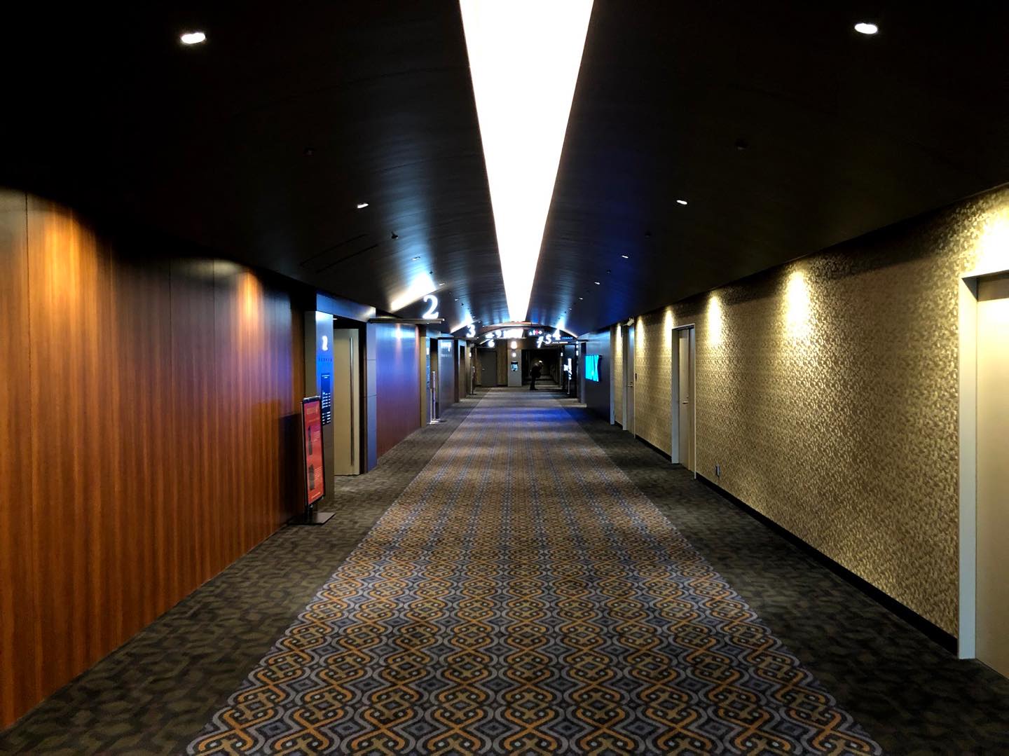 各スクリーンに通じる通路も横幅が広い。全体的に伝統的な劇場建築のデザインモチーフが採用され、落ち着いた雰囲気