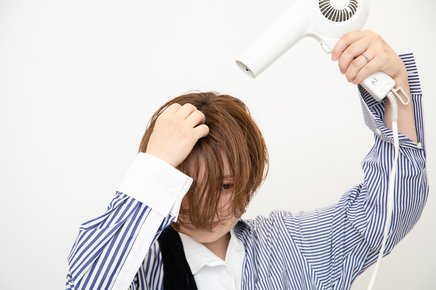 トップ~前髪に分け目がつかないように、指で根元を左右に擦りながら乾かす。
