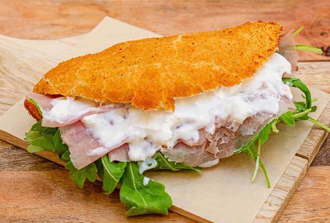 揚げたパンに生ハムやルーコラ、ストラッキーノチーズなどを挟んだパンツェロッティはイタリア人なら大人も子供も大好きな味。