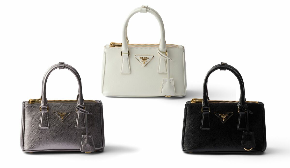 プラダ」の最新アイコンバッグ｜コンパクトながら機能性も備えたミニ