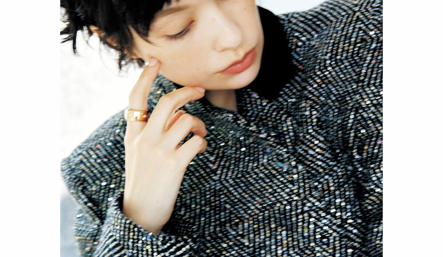 「トム フォード」の端正なハンサムコートを着用したモデルの太田莉菜さん