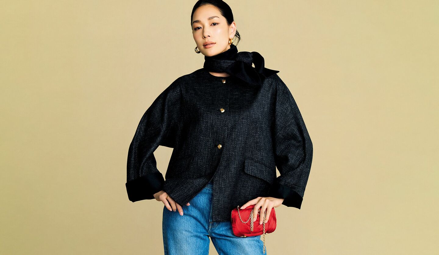 「ドゥロワー」の、ショート丈のフォルミックなノーカラージャケットの着こなし