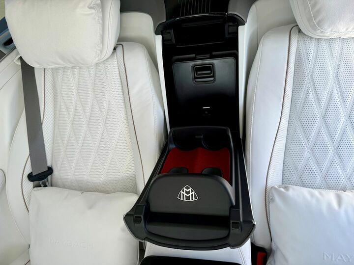 ひじ掛けの背もたれ部分に収まるクーリングボックス。とっておきの日のために、シャンパンを冷やして。