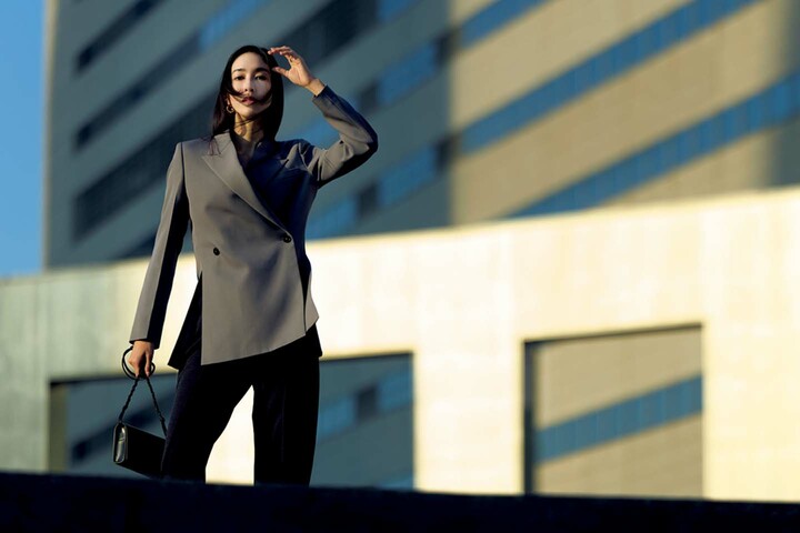 「ジル サンダー」のグレーのジャケットを着用したモデルの立野リカさん