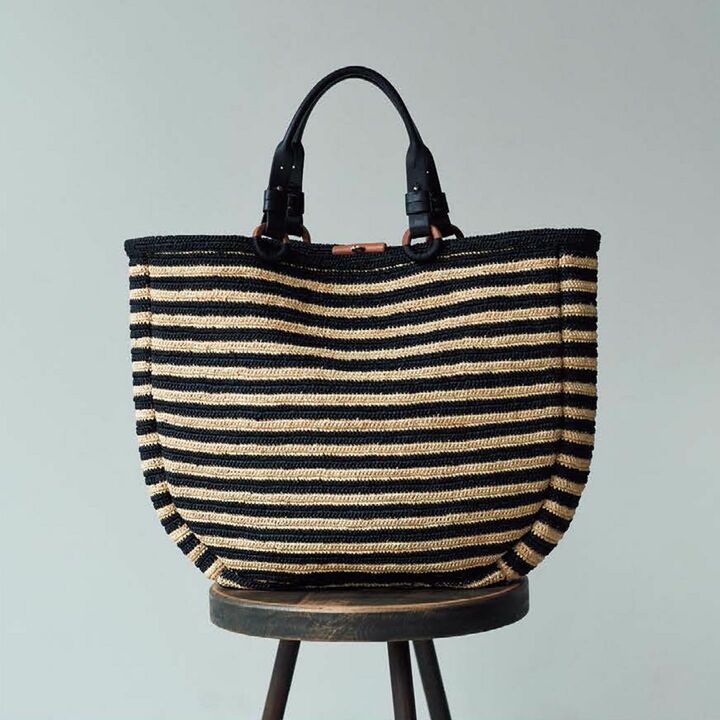 バッグ￥63,000【縦35×横43×マチ10cm】（H.P.FRANCE〈ジャマン・ピュエッシュ〉）　[Precious2019年5月号72ページ]