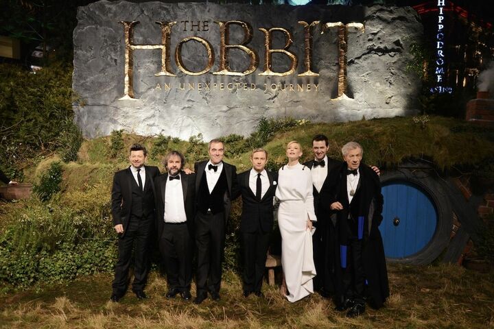 2012年、ロイヤル・フィルム・パフォーマンスにて、左から出演のアンディ・サーキス、ジェームズ・ネスビット、マーティン・フリーマン、ケイト・ブランシェット、リチャード・アーミティッジ、イアン・マッケラン。