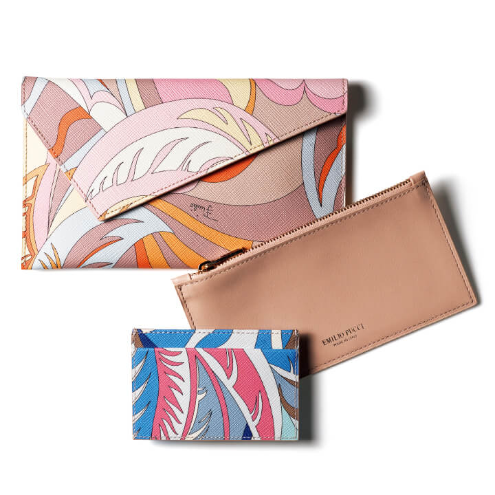 19年リゾートコレクションの新柄「ACAPULCO BABY」ウォレットバッグ［大／縦11×横19×マチ1.5cm・中／縦8×横16cm・小／縦6.3×横9.7cm］3点で￥49,000（エミリオ・プッチ ジャパン）　[Precious2019年1月号139ページ] 　