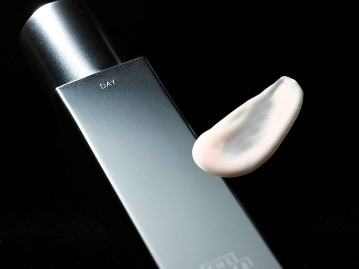 こちらの淡いピンクのテクスチャーは、日中用美容液。洗顔後のひと塗りで、肌を潤わせてなめらかに整え、メイク下地として、また紫外線カット効果もある優秀なアイテム。『ザ・ギンザ　エッセンスエンパワリング』［医薬部外品］2本セットで￥180,000（デーザ・ギンザ　エッセンスエンパワリング45ml SPF25・PA+++、ナイト〈夜用美容液〉45ml）