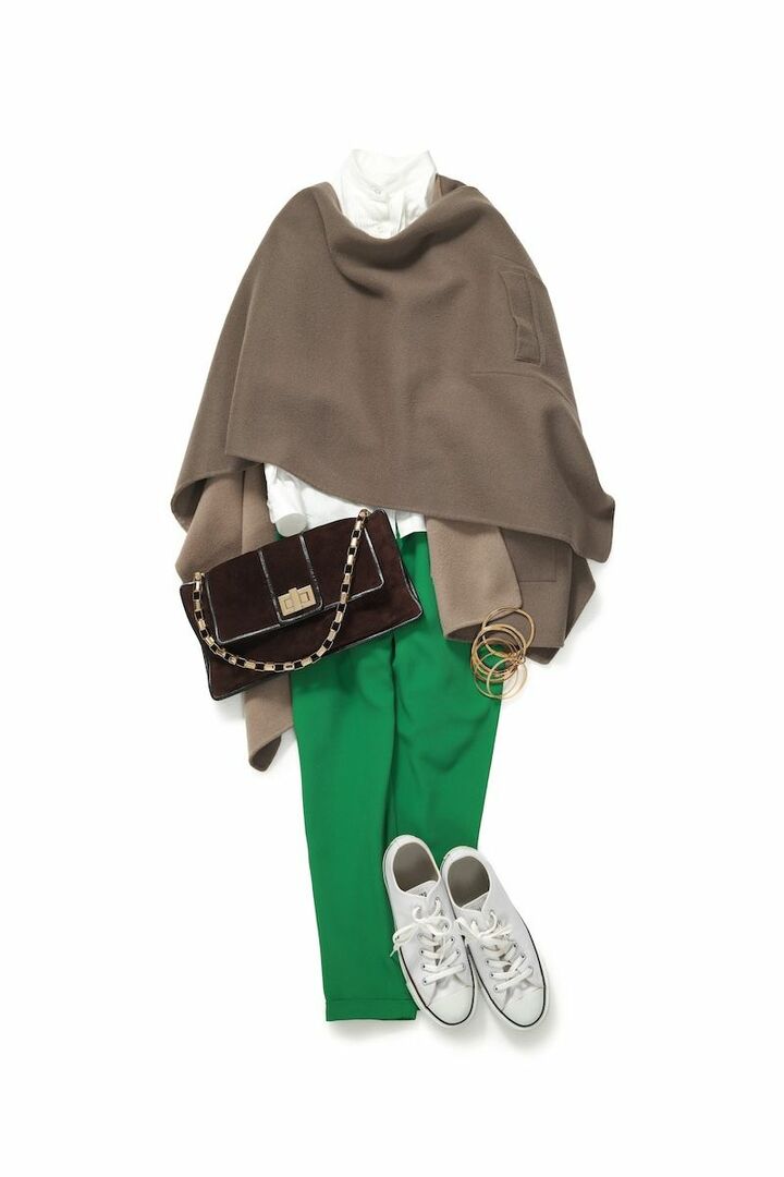 オプティカルなホワイトの足元に都会的な抜け感が漂います。