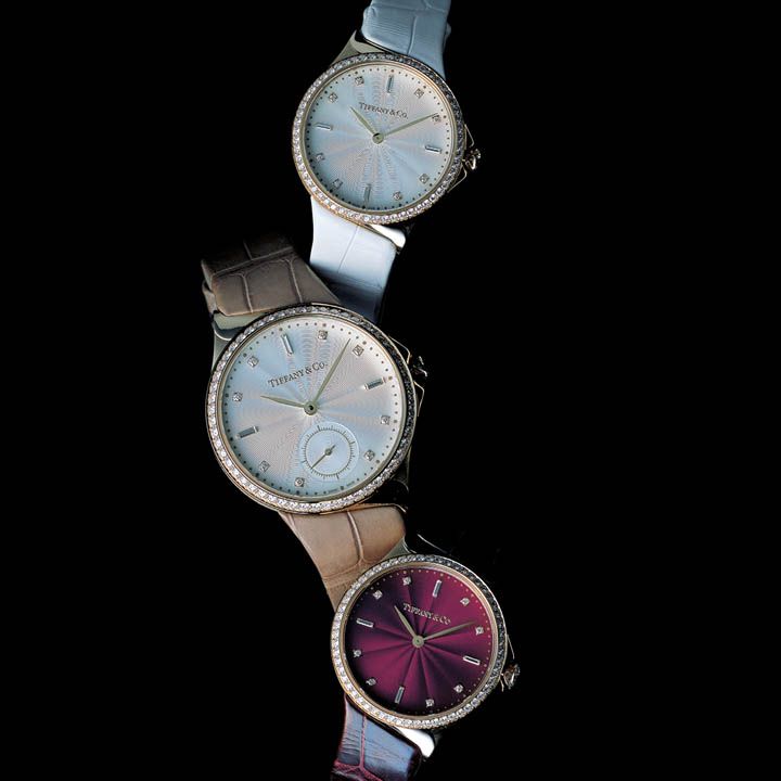 時計『ティファニー メトロ』／上から、クリアな白い煌きにローズゴールドが優雅。［ケース：ローズゴールド×ダイヤモンド、ストラップ：白アリゲーター、ケース径：28㎜、クオーツ］・大ぶりな自動巻き時計を、女らしく上品なベージュストラップで。［ケース：ローズゴールド×ダイヤモンド、ストラップ：ライトブラウンのアリゲーター、ケース径：34㎜、自動巻き］・文字盤とストラップをシックカラーで統一して、ブレスレット感覚で楽しめる。［ケース：ローズゴールド×ダイヤモンド、ストラップ：バーガンディのアリゲーター、ケース径：28㎜、クオーツ］（ティファニー・アンド・カンパニー・ジャパン・インク）　撮影／戸田嘉昭・唐澤光也（パイルドライバー）　BY：『Precious11月号』小学館、2017年