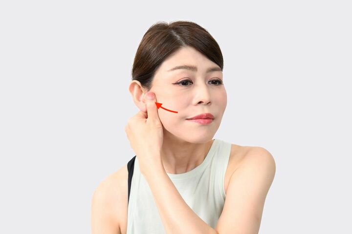 親指を耳の手前までゆっくり引き上げるようにずらす