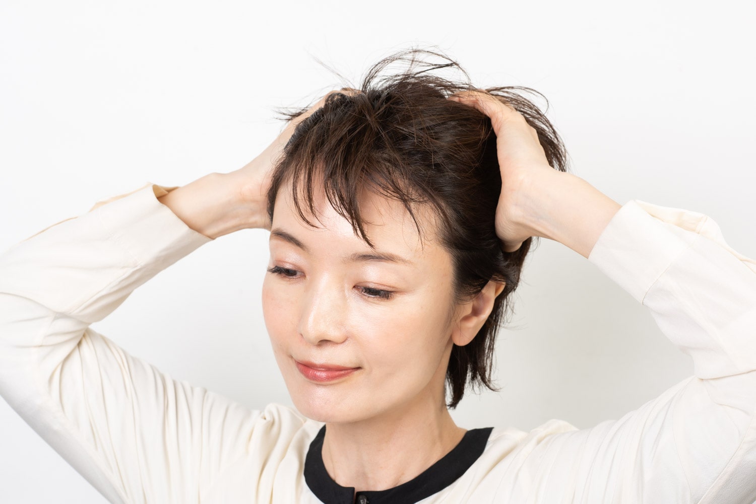 ワックスを手にのばし、根元から全体になじませる。