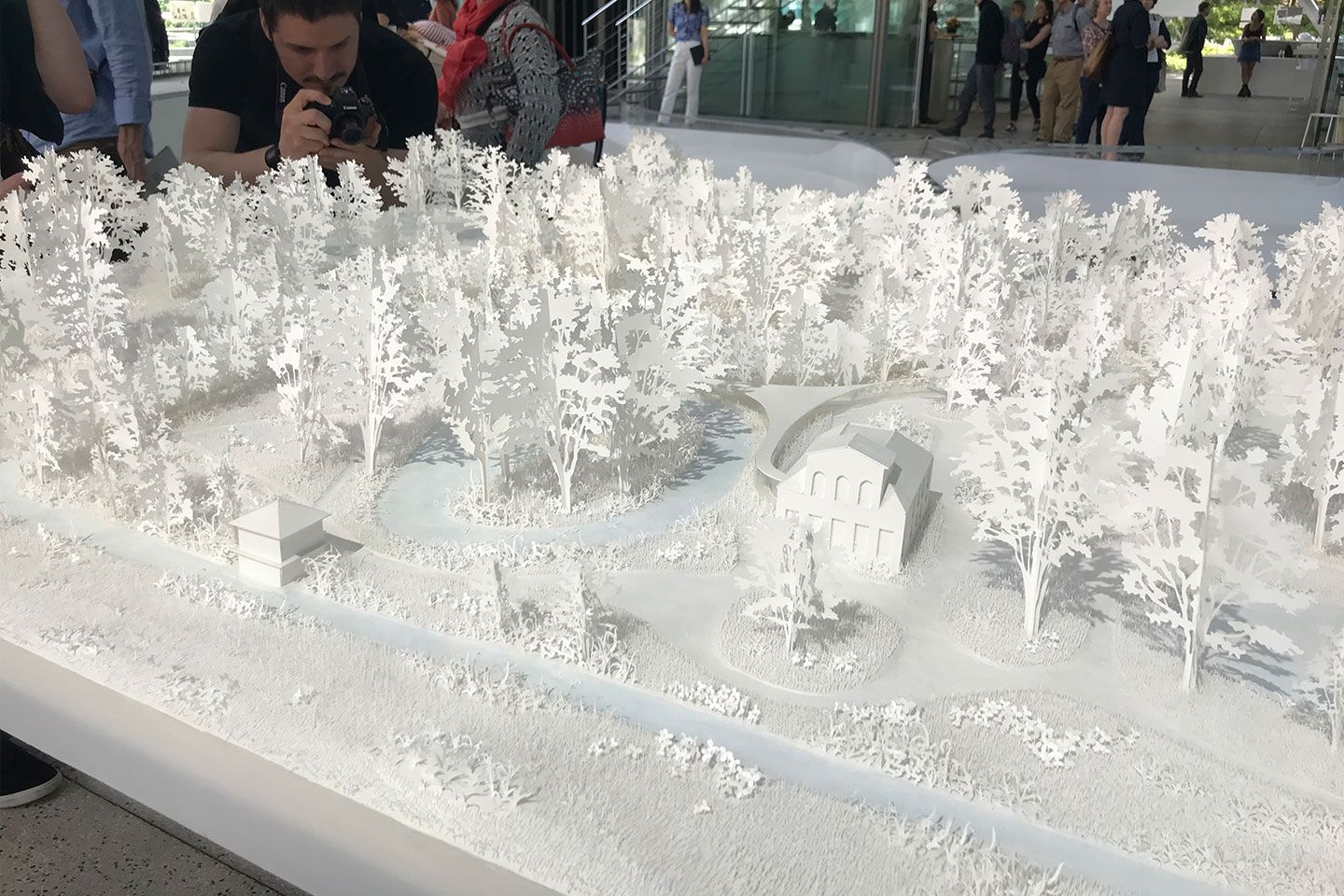 雪景色のようで綺麗です。建物の後ろに見えるのが、上の写真にある模型が置かれている場所。